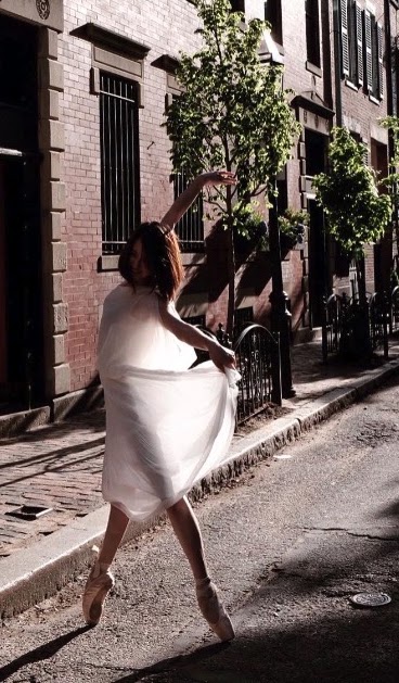 Verina dancing en pointe on a city street