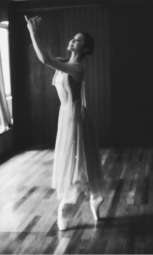 Verina dancing en pointe in a sunlit studio
